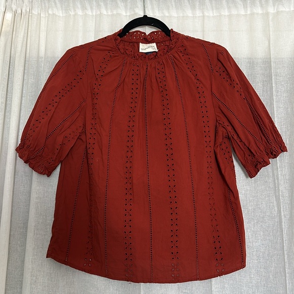 Universal Thread eyelet top. Great used condition. Light and airy. - Picture 1 of 3